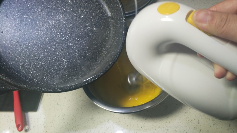 8寸提拉米苏,将煮开的糖水慢慢倒入蛋黄中，边到边打发蛋黄