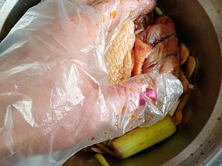 柠香酥鸡翅,袋好一次性手套，抓拌均匀，每隔10分钟给鸡翅们做个按摩，以便均匀入味。