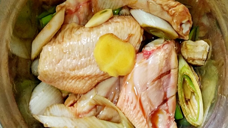 柠香酥鸡翅,抓拌均匀的鸡翅中腌制20分钟（如果时间充足可腌制1小时更入味）