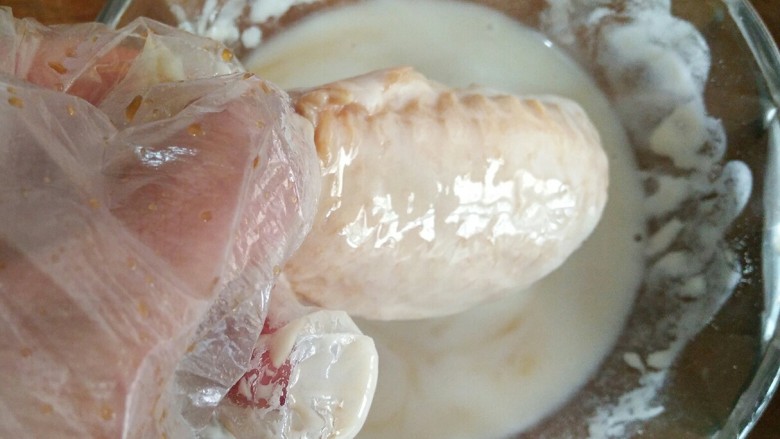 柠香酥鸡翅,将腌好的鸡翅均匀沾一层粉糊。