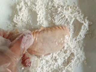 柠香酥鸡翅,然后裹一层干的裹炸粉。