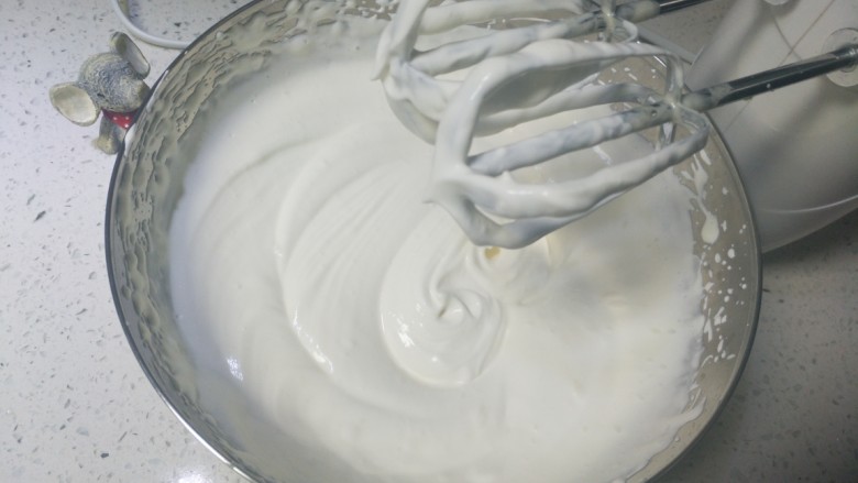 8寸提拉米苏,淡奶油打发到半流动状态