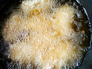 柠香酥鸡翅,锅中倒入足量的油，烧至5成热时，将裹好粉的鸡翅下油锅。