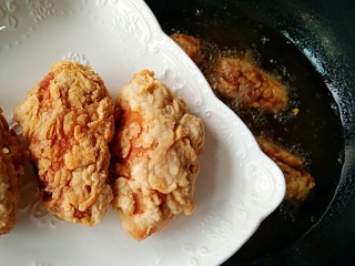 柠香酥鸡翅,中火炸至表面金黄时沥油捞出。待全炸完时稍微晾一下，然后复炸一遍让鸡翅外酥里嫩。