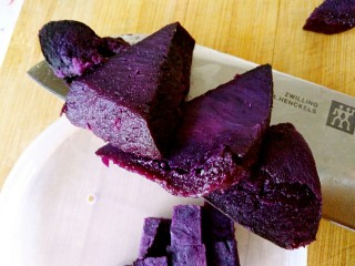 蔓越莓麻薯馅+紫薯软欧小面包,先把紫薯蒸熟了，备用