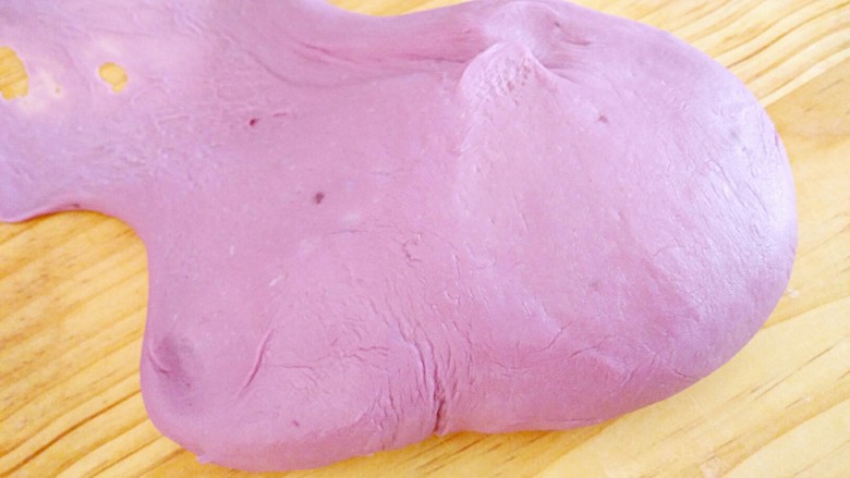 蔓越莓麻薯馅+紫薯软欧小面包,揉面到手套膜状，比粗膜少薄一点，放温暖处醒发至体积两倍大