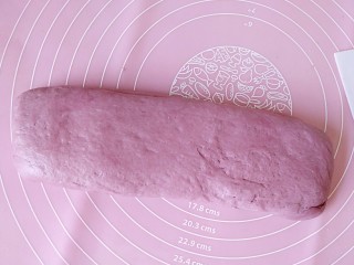 蔓越莓麻薯馅+紫薯软欧小面包,发面团按扁呈长条状，方便分割
