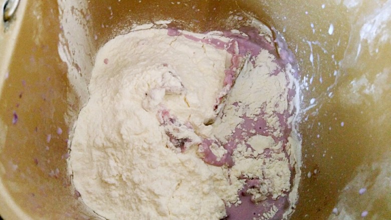 蔓越莓麻薯馅+紫薯软欧小面包,除黄油外，所有做面包的材料放入面包机桶