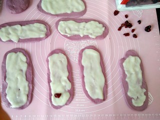 蔓越莓麻薯馅+紫薯软欧小面包,分割小面团，面团按扁擀成长舌状，麻薯分布在每一块面片上