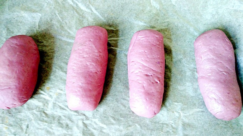 蔓越莓麻薯馅+紫薯软欧小面包,都卷好后，放入有油纸的烤盘中