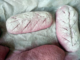 蔓越莓麻薯馅+紫薯软欧小面包,筛入高粉，锋利的刀片割出漂亮的花纹