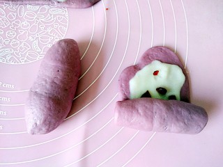 蔓越莓麻薯馅+紫薯软欧小面包,从下往上卷起