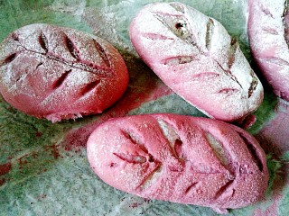 蔓越莓麻薯馅+紫薯软欧小面包,放入提前预热好的烤箱180度烤15分钟即可