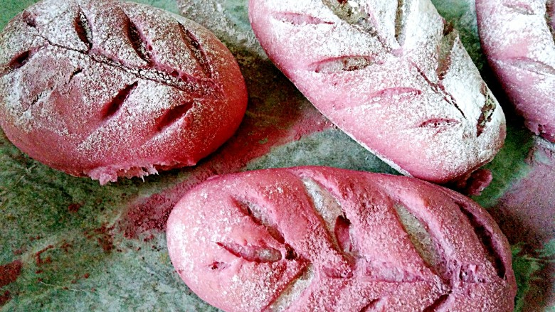 蔓越莓麻薯馅+紫薯软欧小面包,放入提前预热好的烤箱180度烤15分钟即可