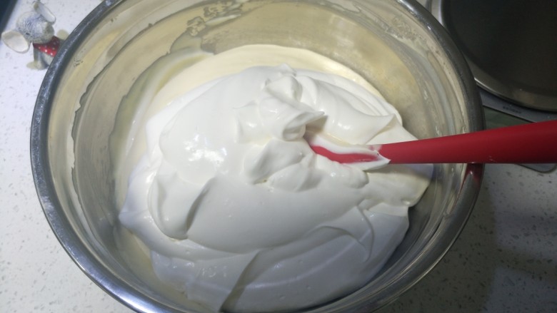 8寸提拉米苏,打发的淡奶油和马斯卡彭糊混合均匀