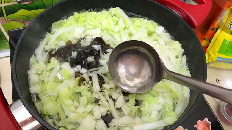 清欢の白菜木耳肉片清汤,用勺子稍微搅拌一下