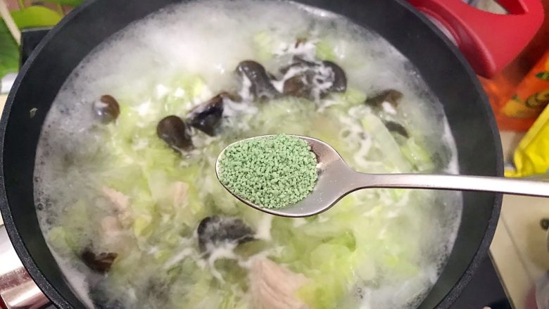 清欢の白菜木耳肉片清汤,继续煮1.2分钟后，加一丢丢蔬之鲜（鸡精）