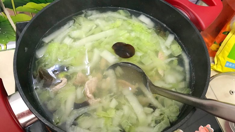 清欢の白菜木耳肉片清汤,用勺子搅拌一下