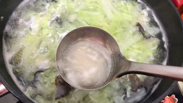 清欢の白菜木耳肉片清汤,水再次煮开之后会有浮沫，我不喜欢，就撇去了，如果你不在意，可以省略这一步
