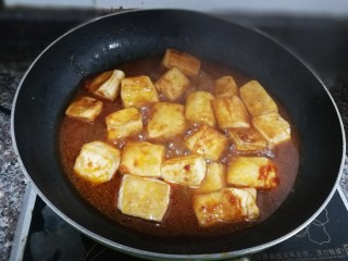 茄汁豆腐,倒入调好的水淀粉，中火煮片刻