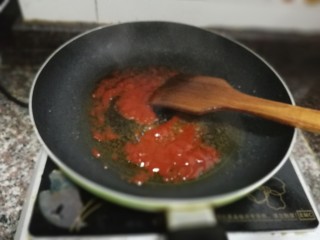 茄汁豆腐,锅里放油，烧热后放入约2大勺的番茄酱炒出红油