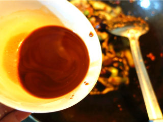 肉末烧茄子,锅里倒入事先调好的汁翻拌均匀。