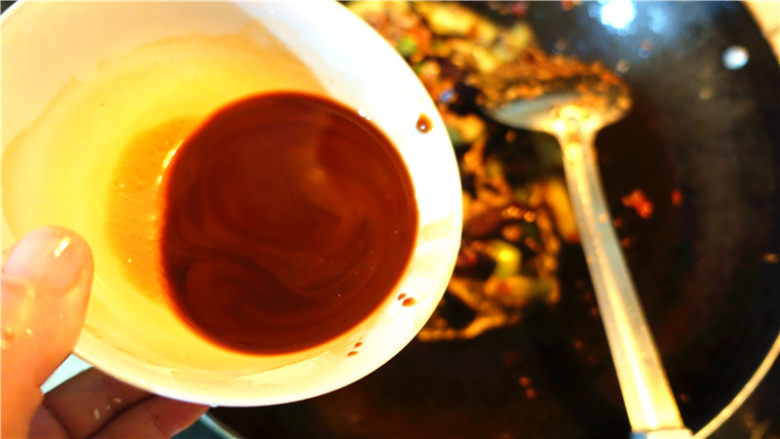 肉末烧茄子,锅里倒入事先调好的汁翻拌均匀。