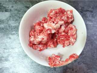 肉末烧茄子,腌制茄子的同时把一小块肉剁成肉馅。