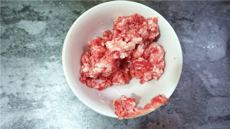 肉末烧茄子,腌制茄子的同时把一小块肉剁成肉馅。