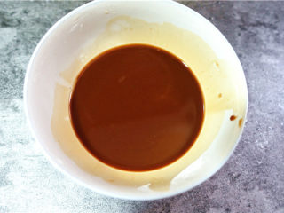 肉末烧茄子,同时取一个小碗装半碗水，里面加生粉适量，醋少许，白糖一小勺子，生抽适量，搅拌成一碗汁备用。（调配比例：生抽3，醋 4，白糖3））