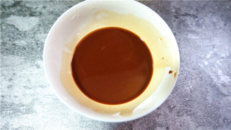 肉末烧茄子,同时取一个小碗装半碗水，里面加生粉适量，醋少许，白糖一小勺子，生抽适量，搅拌成一碗汁备用。（调配比例：生抽3，醋 4，白糖3））