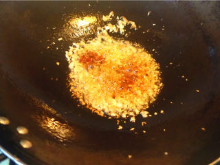 肉末烧茄子,锅里留油下姜蒜炒香，并加入适量郫县豆瓣酱。