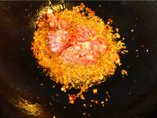 肉末烧茄子,豆瓣酱炒香以后下肉沫翻炒。