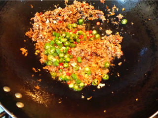 肉末烧茄子,肉沫变白以后放青椒，小米辣翻炒一下。