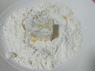 嫩滑蛋香烧豆腐,滚了鸡蛋液的豆腐在玉米淀粉里滚一下