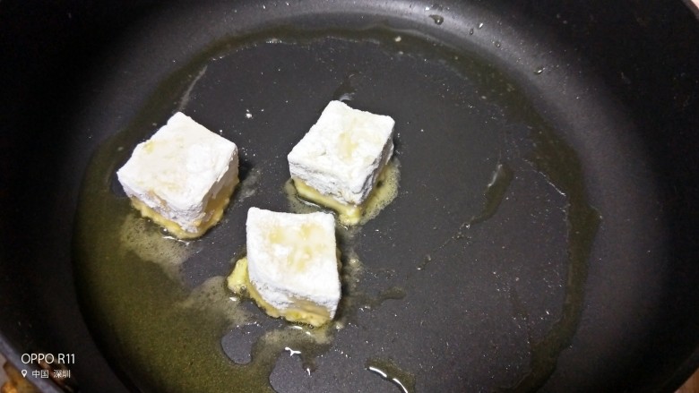 嫩滑蛋香烧豆腐,平底锅热锅起油放入裹了淀粉的豆腐块儿，每一面都煎得焦黄