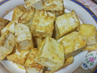嫩滑蛋香烧豆腐,所有的豆腐都煎好装盘
