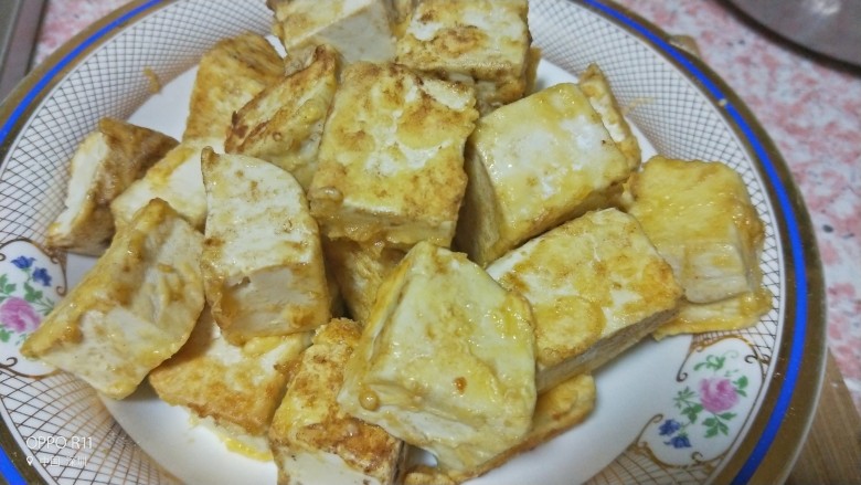嫩滑蛋香烧豆腐,所有的豆腐都煎好装盘