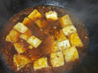 嫩滑蛋香烧豆腐,放入煎好的豆腐块，大火烧开