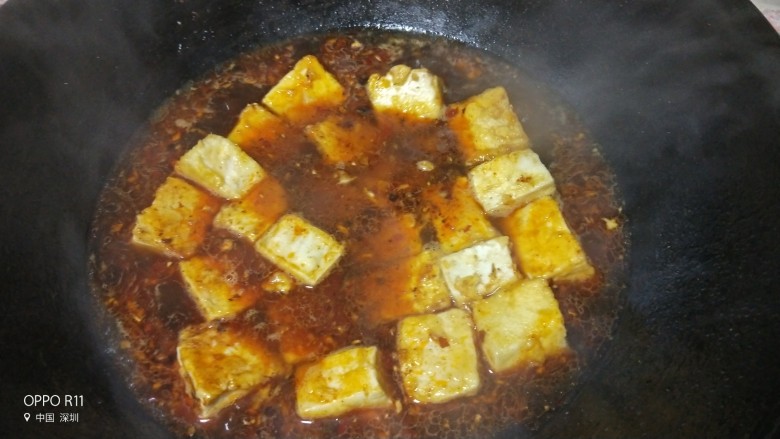 嫩滑蛋香烧豆腐,放入煎好的豆腐块，大火烧开