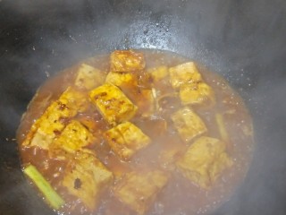 嫩滑蛋香烧豆腐,放入葱段文火煮