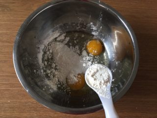 油炸杏鲍菇,加入面粉；