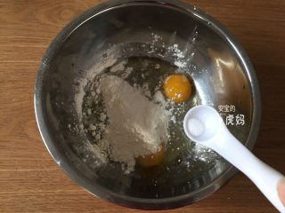 油炸杏鲍菇,加入适量盐；