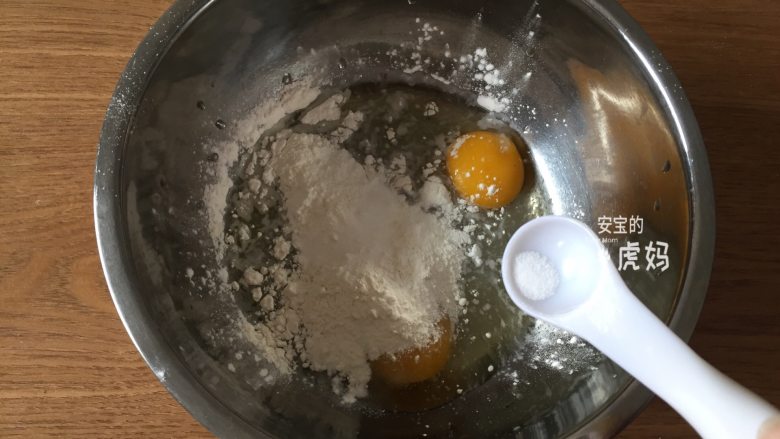 油炸杏鲍菇,加入适量盐；