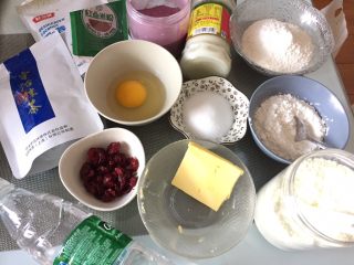 荷花酥,准备材料，黄油室温软化，鸡蛋只要15g我是为了少洗一个碗哈