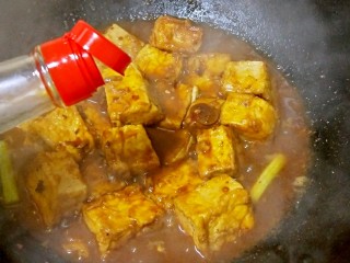 嫩滑蛋香烧豆腐,汤汁煮得差不多加一点花椒油大火收汁