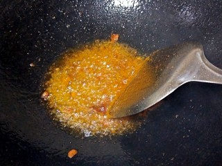 嫩滑蛋香烧豆腐,锅里放入豆瓣酱炒出红油