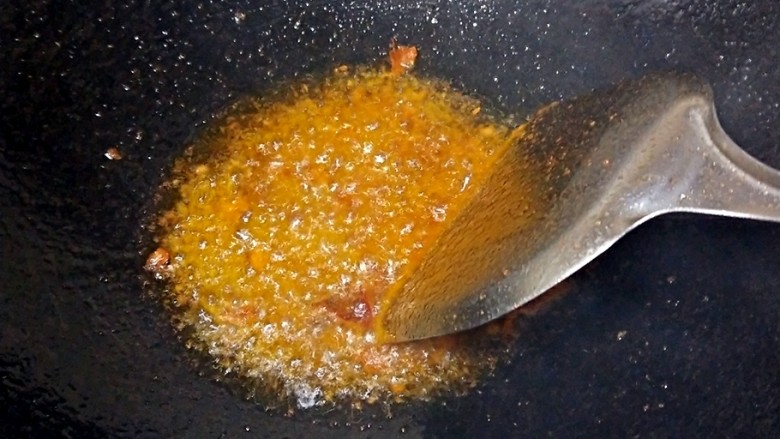 嫩滑蛋香烧豆腐,锅里放入豆瓣酱炒出红油