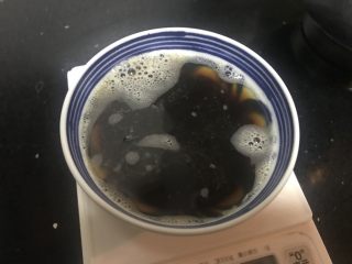软绵绵黑糖吐司,倒入55g开水（水B），搅拌黑糖至融化。