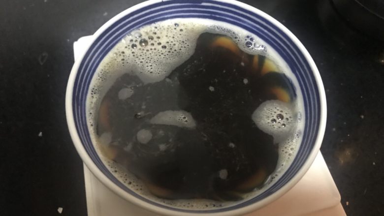 软绵绵黑糖吐司,倒入55g开水（水B），搅拌黑糖至融化。